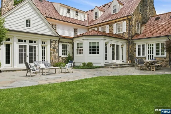 a view of a house with a backyard