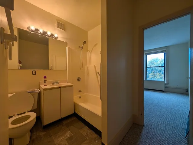 $84,900 | 140 Chestnut Street, Unit 210, Springfield, MA 01103