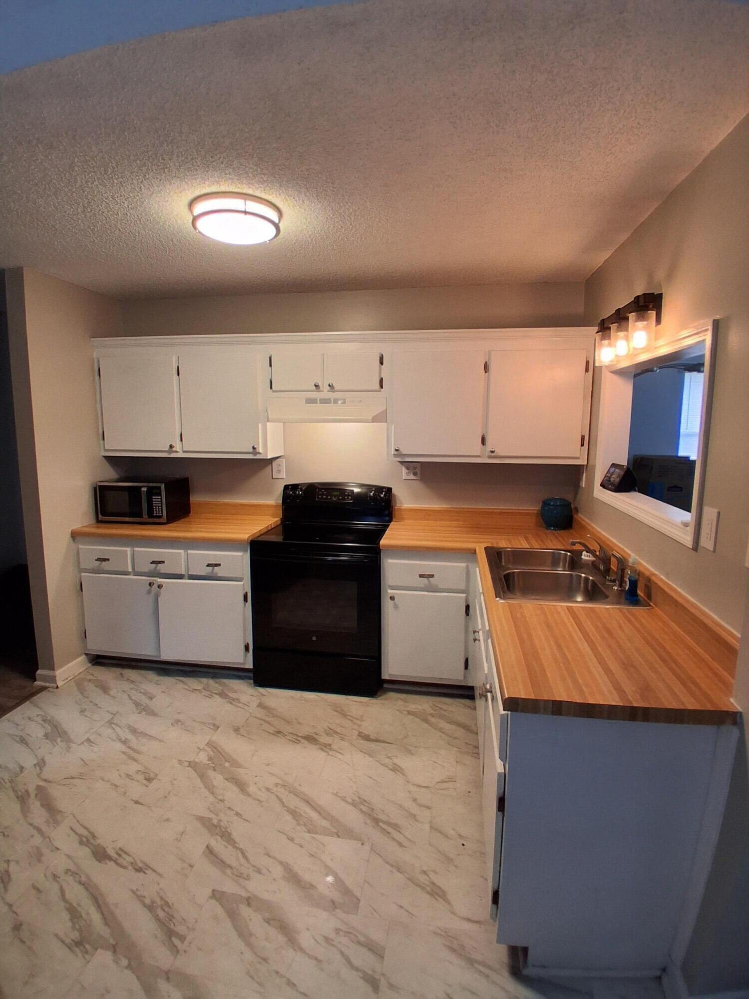 367 Emerald Street Walterboro, SC 29488 - Photo 5 of 12 kitchen