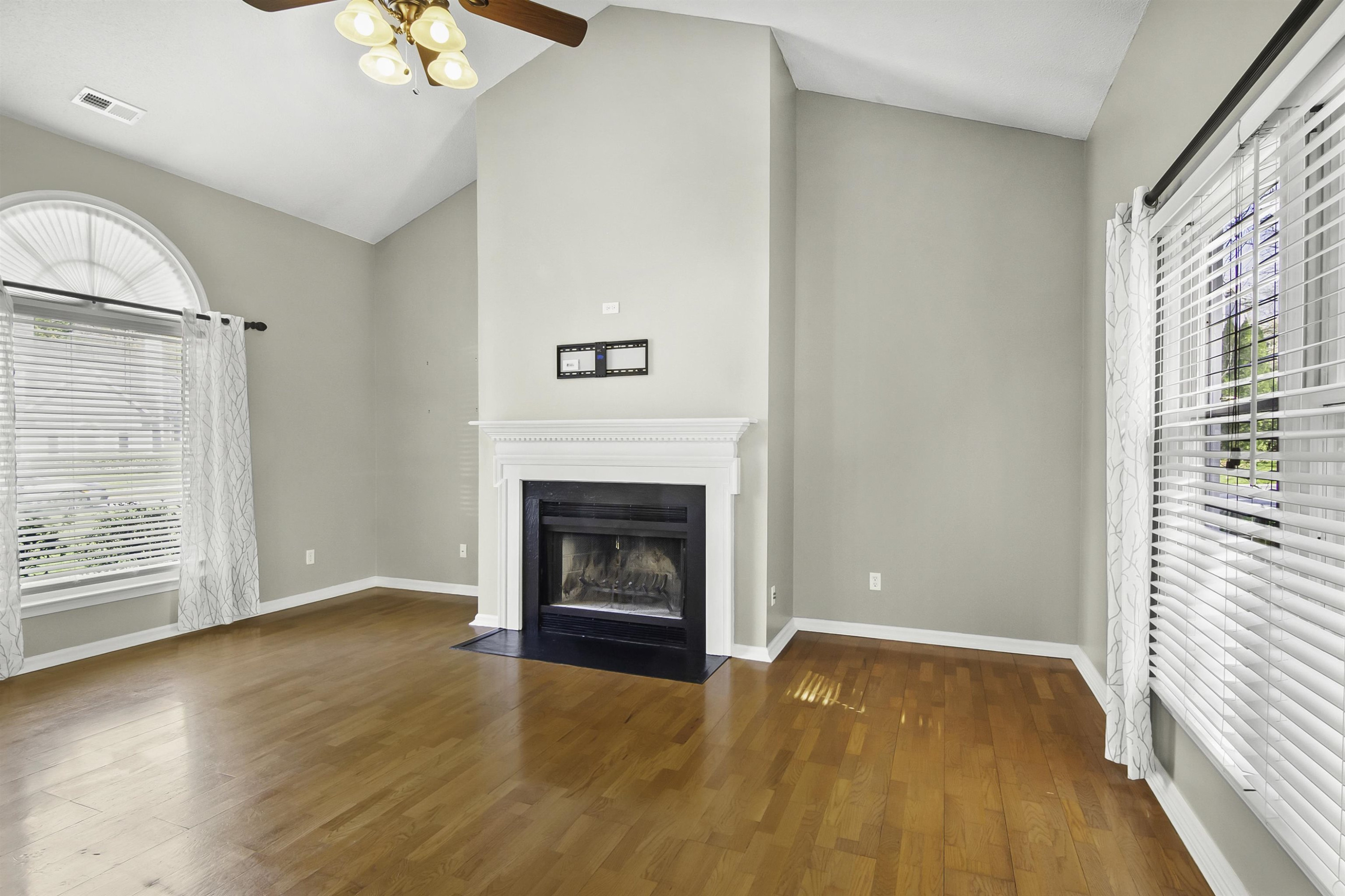 12201 Queensbridge Court Raleigh, NC 27613 - Photo 7 of 29 Living Room
