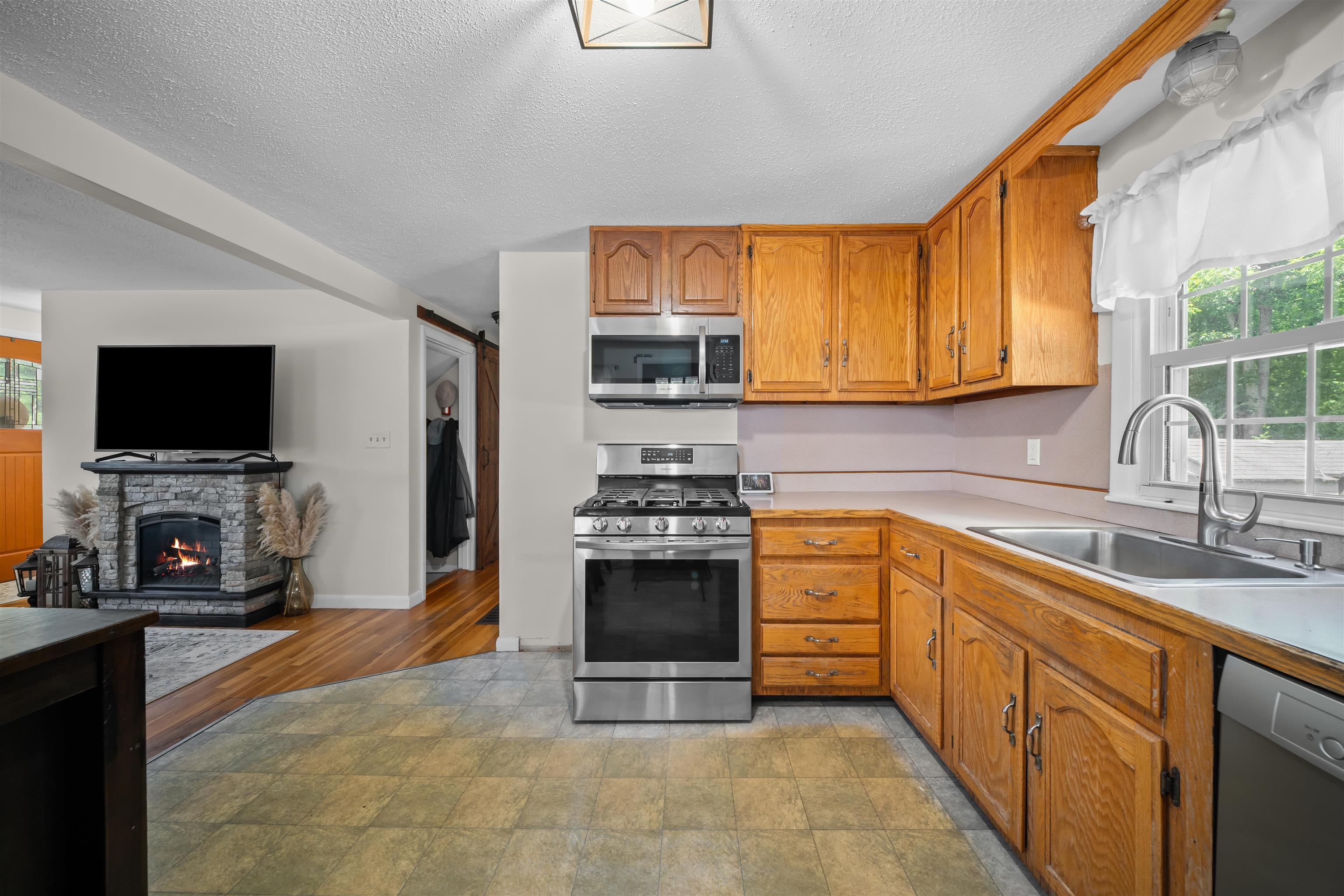 45 Applevale Drive Dover, NH 03820 - Photo 4 of 40