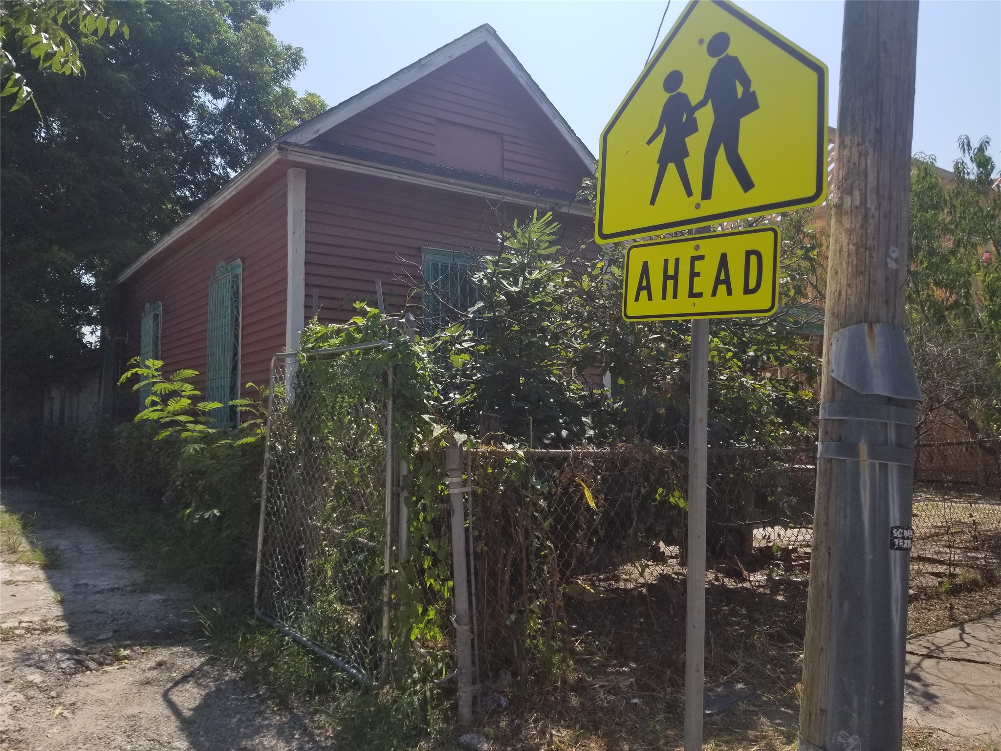 2210 Hardy Street Houston, TX 77026 - Photo 2 of 4 a sign that is on a brick wall