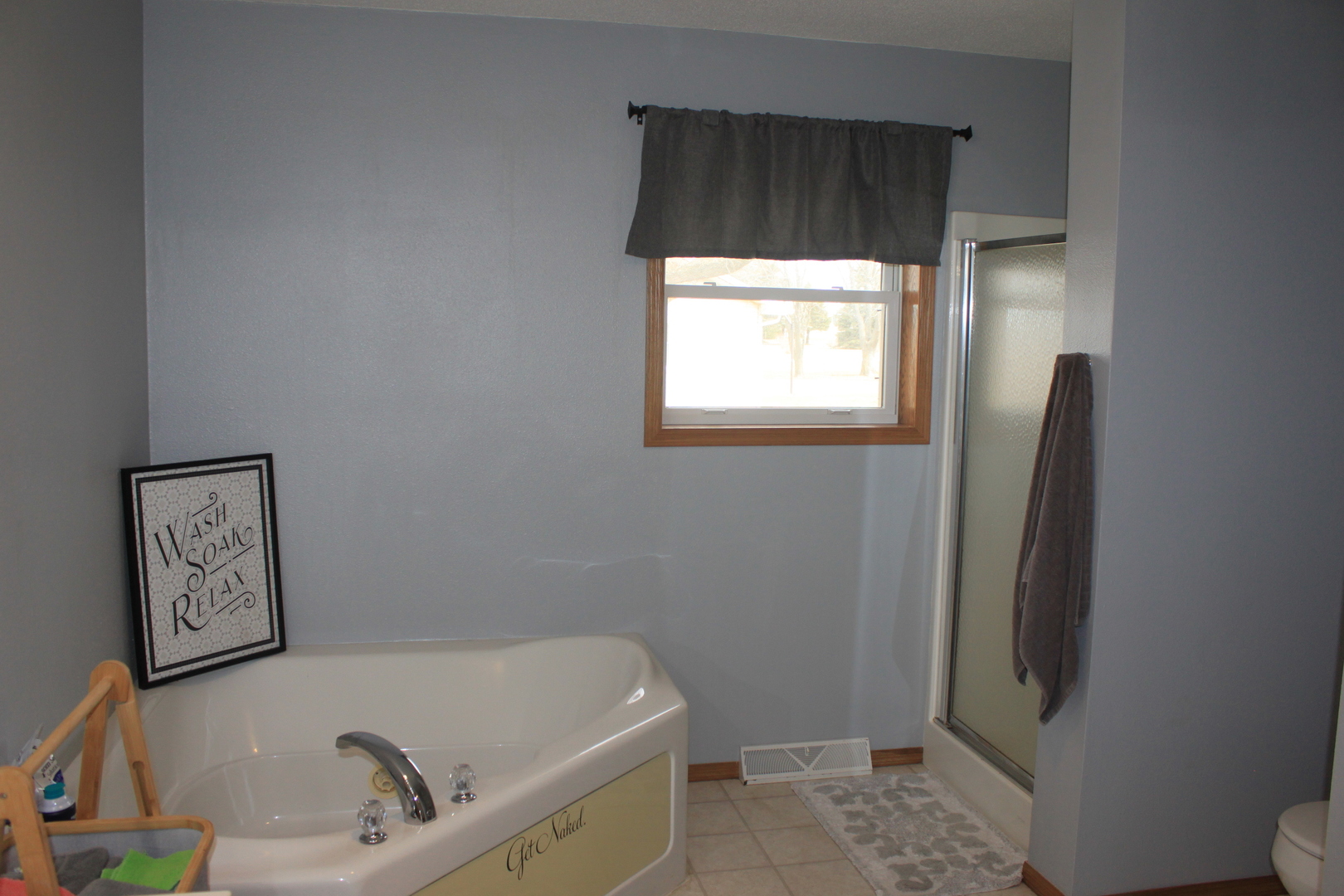 22862 Prophet Road Rock Falls, IL 61071 - Photo 10 of 24 a bathroom with a bathtub and a window