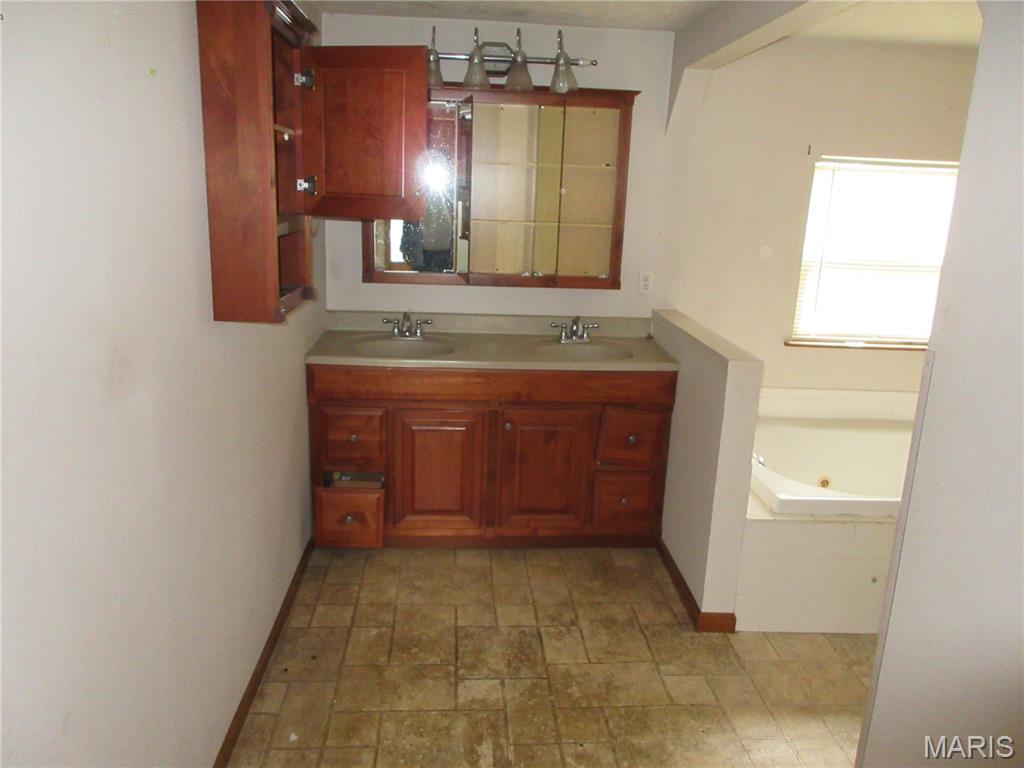 7080 Bee Branch Road Iuka, IL 62849 - Photo 22 of 40
