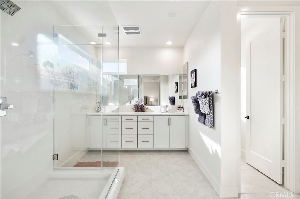 2053 Peebler Way Tustin, CA 92782 - Photo 24 of 37 a bathroom with a sink a mirror and a bathtub
