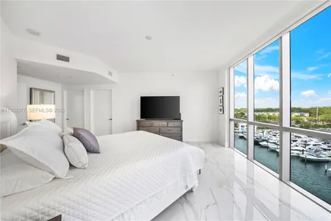 $930,000 | 17111 Biscayne Boulevard, Unit 803, North Miami Beach, FL 33160