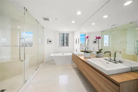 $930,000 | 17111 Biscayne Boulevard, Unit 803, North Miami Beach, FL 33160