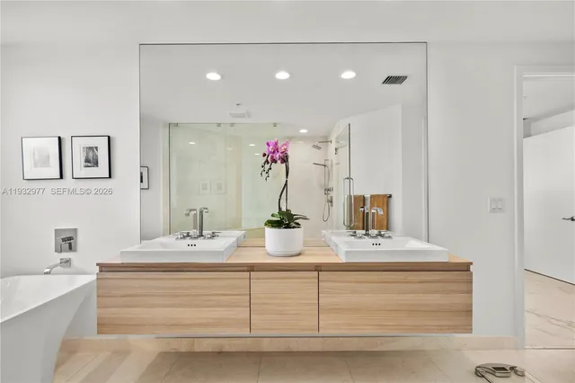 $900,000 | 17111 Biscayne Boulevard, Unit 803, North Miami Beach, FL 33160