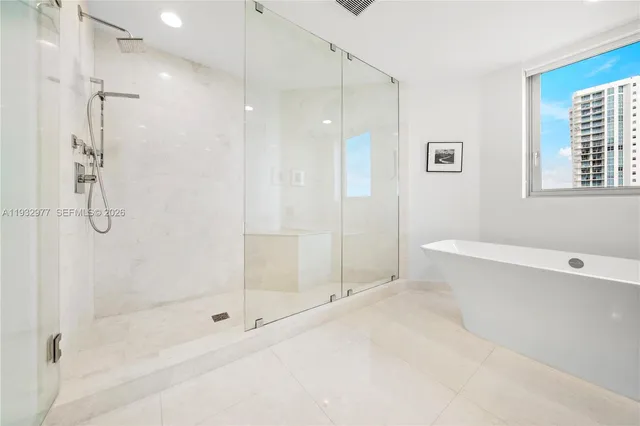 $900,000 | 17111 Biscayne Boulevard, Unit 803, North Miami Beach, FL 33160