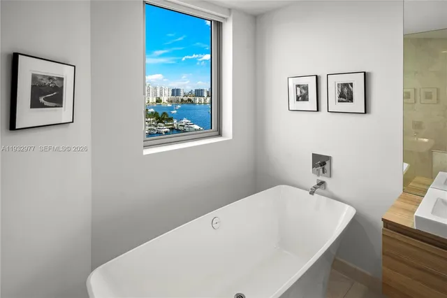 $900,000 | 17111 Biscayne Boulevard, Unit 803, North Miami Beach, FL 33160