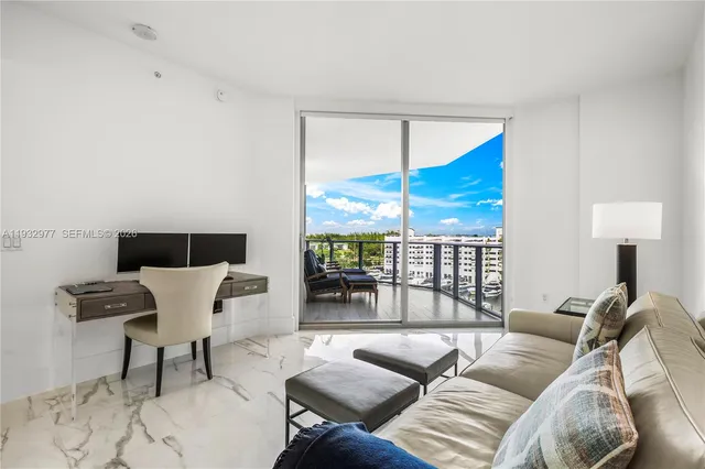 $900,000 | 17111 Biscayne Boulevard, Unit 803, North Miami Beach, FL 33160