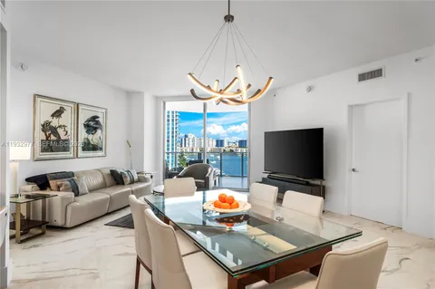 $900,000 | 17111 Biscayne Boulevard, Unit 803, North Miami Beach, FL 33160