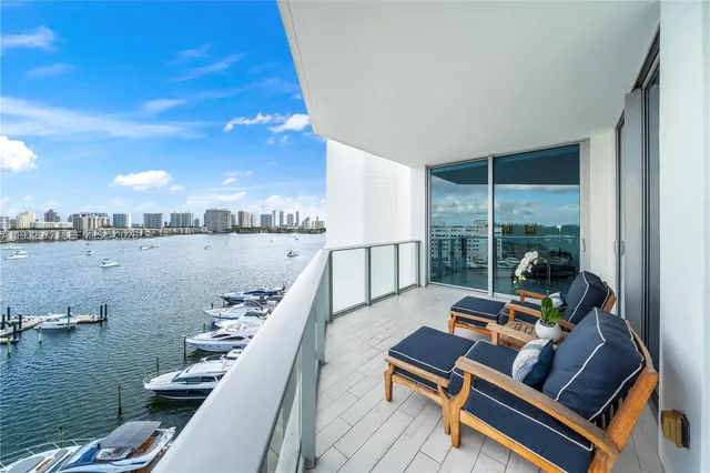$900,000 | 17111 Biscayne Boulevard, Unit 803, North Miami Beach, FL 33160