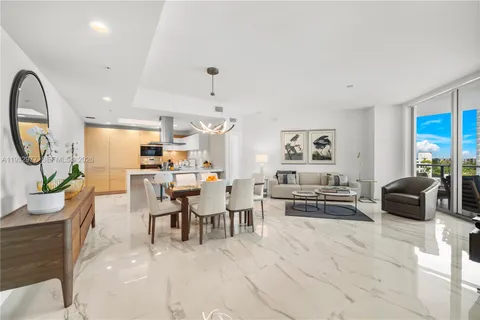 $930,000 | 17111 Biscayne Boulevard, Unit 803, North Miami Beach, FL 33160