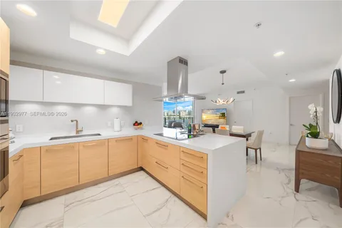 $930,000 | 17111 Biscayne Boulevard, Unit 803, North Miami Beach, FL 33160