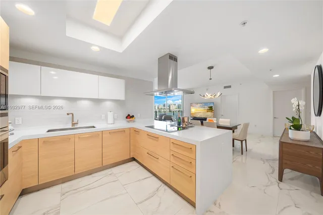 $900,000 | 17111 Biscayne Boulevard, Unit 803, North Miami Beach, FL 33160