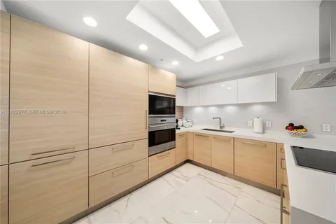 $930,000 | 17111 Biscayne Boulevard, Unit 803, North Miami Beach, FL 33160