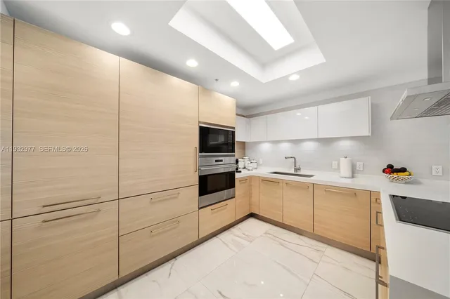 $900,000 | 17111 Biscayne Boulevard, Unit 803, North Miami Beach, FL 33160