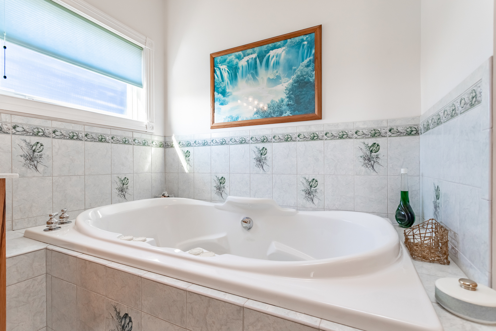 2019 East Kentucky Road Beecher, IL 60401 - Photo 38 of 47 a white bath tub sitting next to a white sink