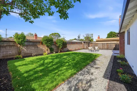 a view of a back yard