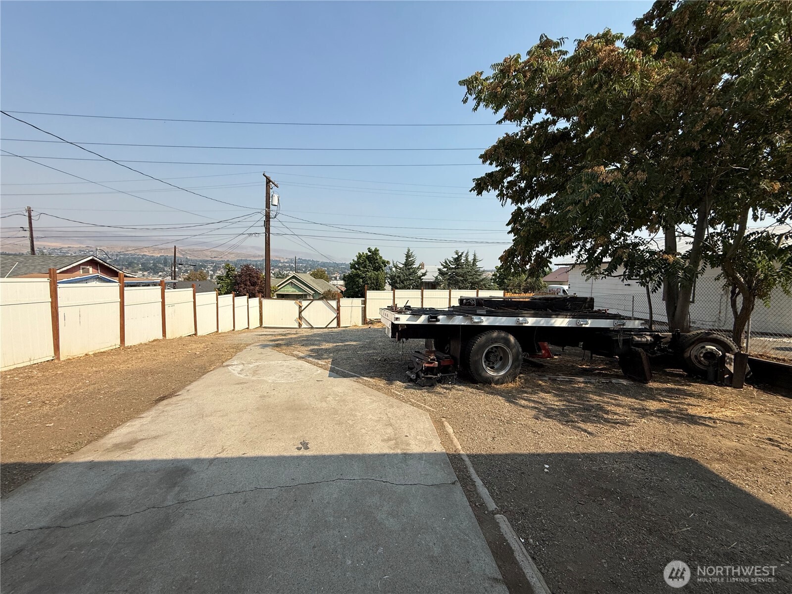 810 Cashmere Street Wenatchee, WA 98801 - Photo 8 of 12 a car parked in front of a building