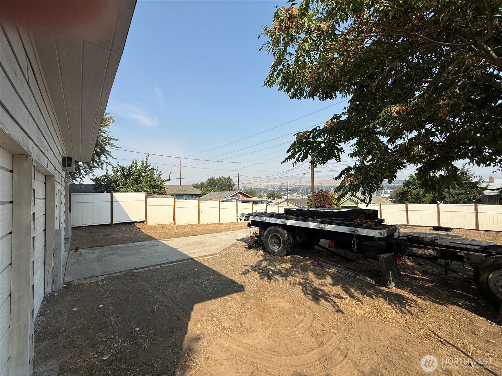 810 Cashmere Street Wenatchee, WA 98801 - Photo 9 of 12 a view of a terrace with a bench