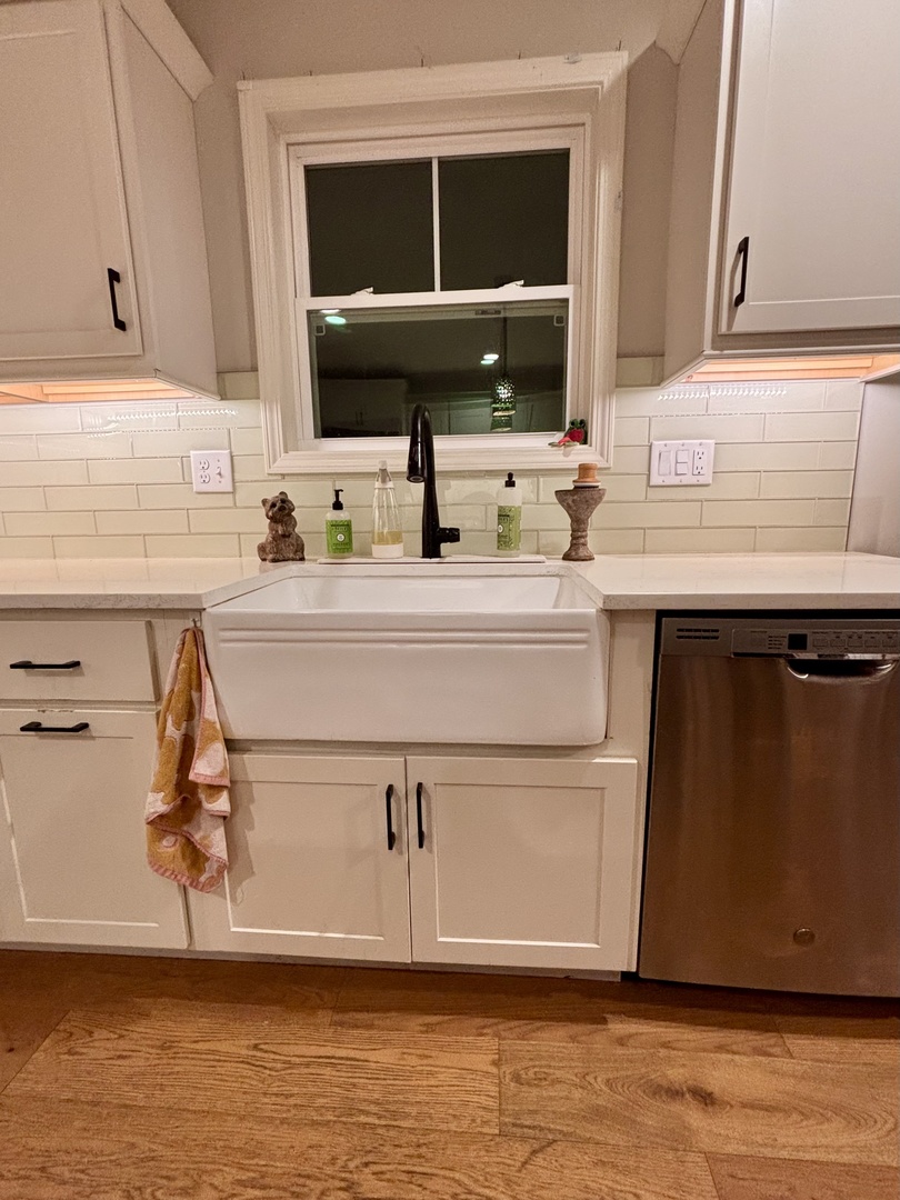 718 Cole Lane Mahomet, IL 61853 - Photo 5 of 22 a kitchen with a sink and a mirror