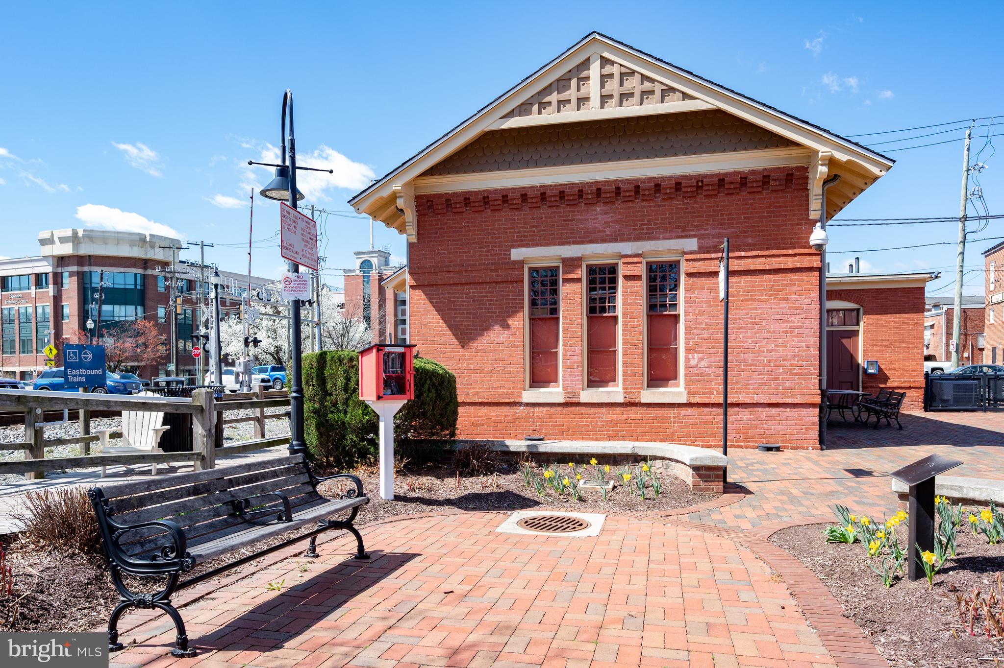 124 Woodland Road Gaithersburg, MD 20877 - Photo 71 of 79 a front view of a house with yard