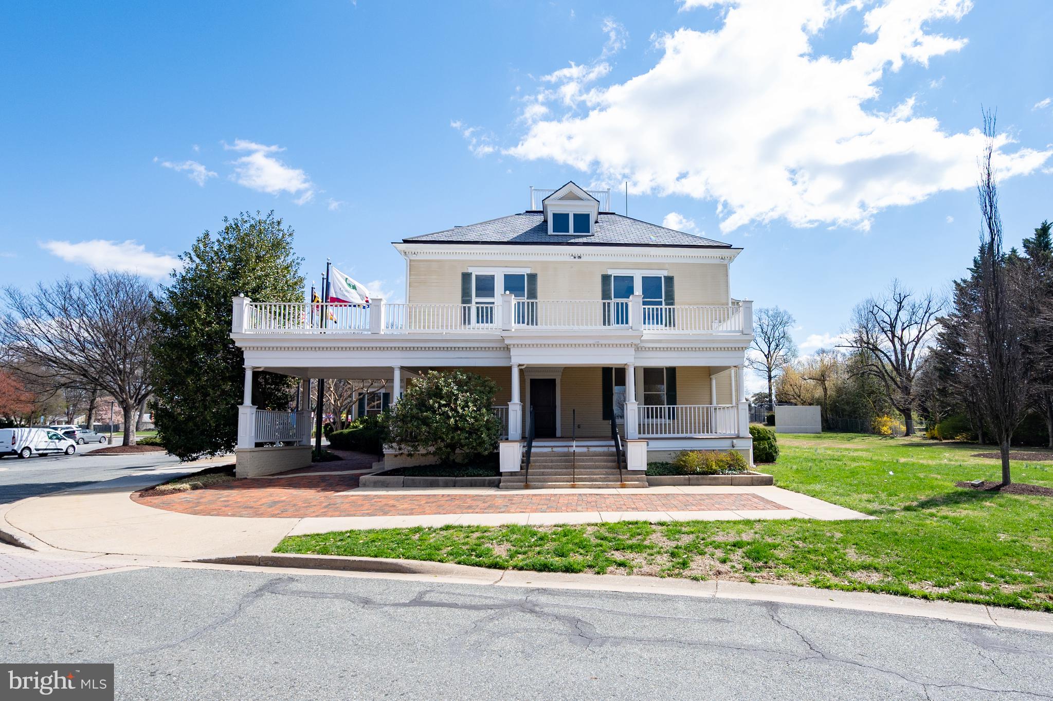 124 Woodland Road Gaithersburg, MD 20877 - Photo 73 of 79 a front view of a house with a yard