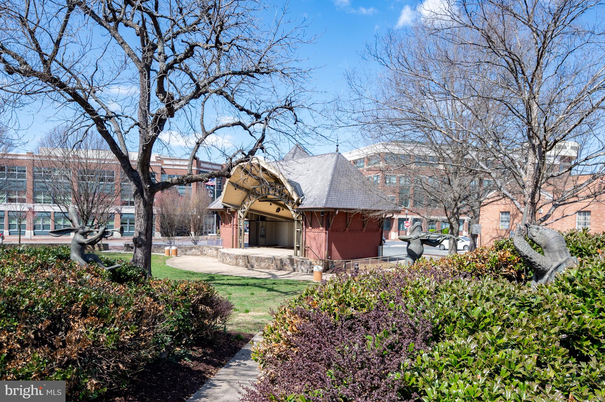 124 Woodland Road Gaithersburg, MD 20877 - Photo 78 of 79 a front view of a house with garden