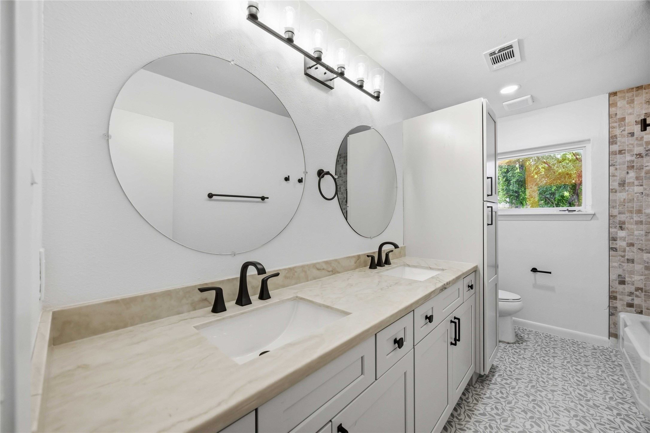 8419 Bluegate Court Houston, TX 77025 - Photo 14 of 22 Guest Bathroom