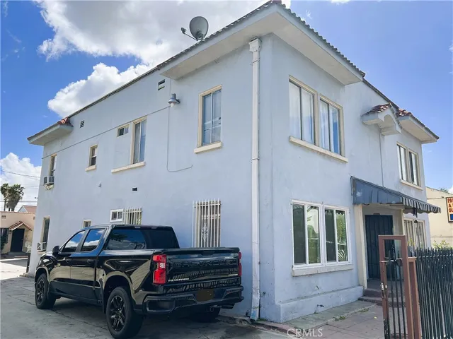a car parked in front of white house