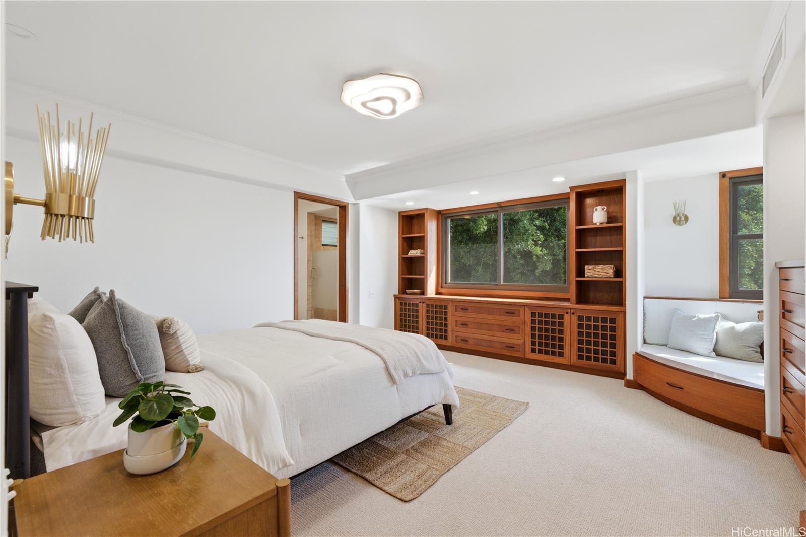 3210 Diamond Head Road, Unit 4 Honolulu, HI 96815 - Photo 13 of 25 a bedroom with a bed and window