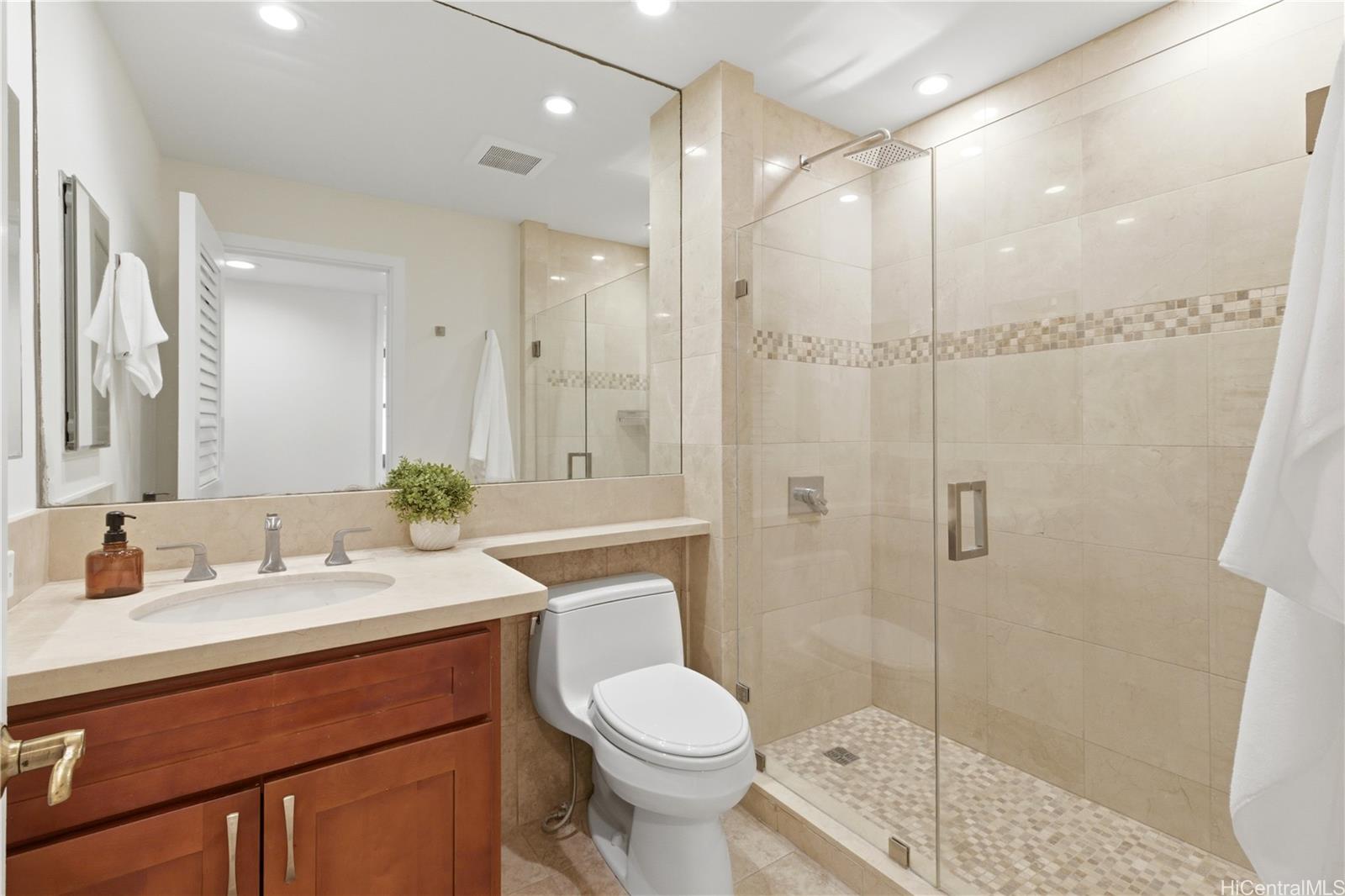 3210 Diamond Head Road, Unit 4 Honolulu, HI 96815 - Photo 17 of 25 a bathroom with a sink toilet and shower