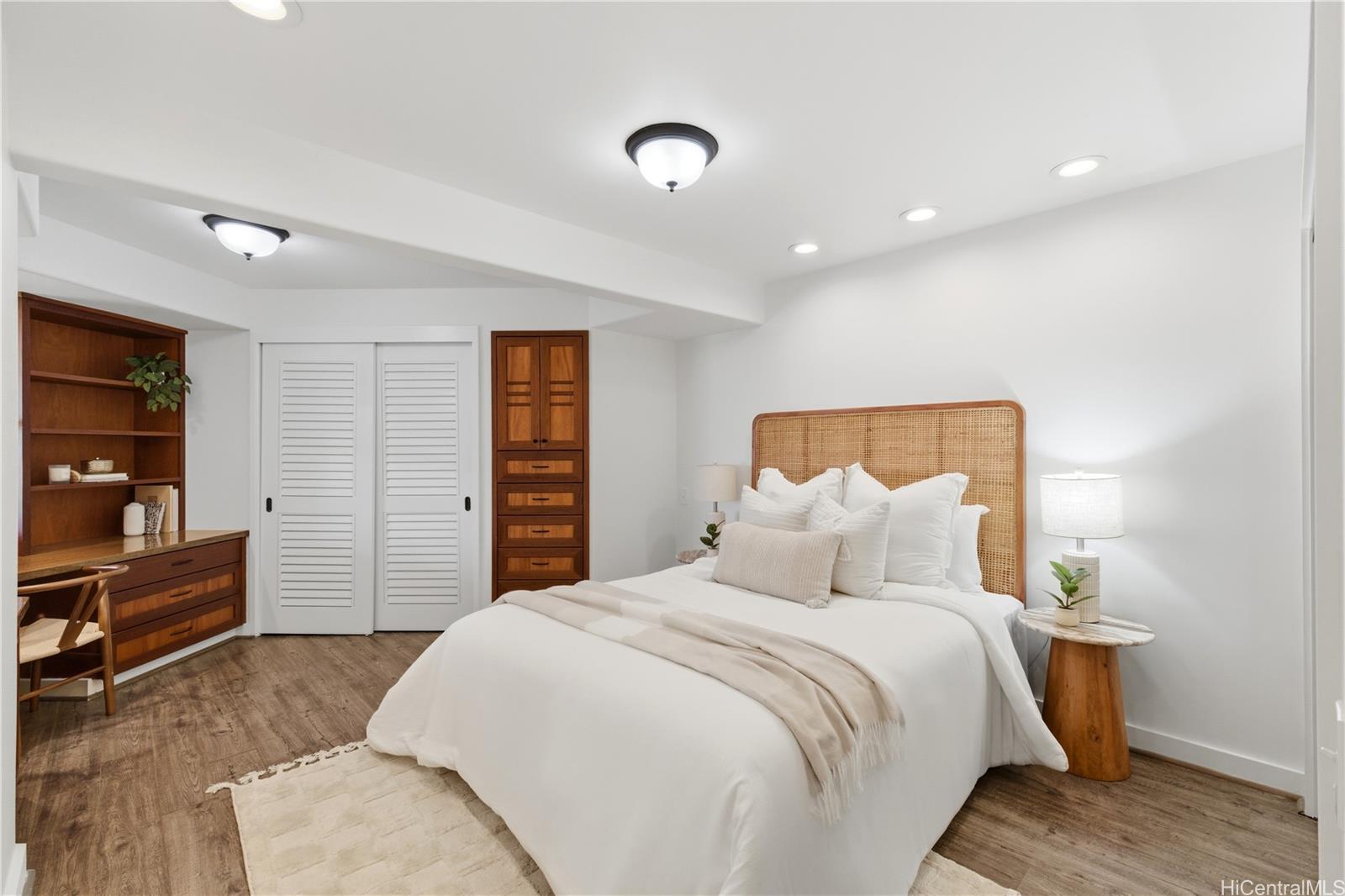 3210 Diamond Head Road, Unit 4 Honolulu, HI 96815 - Photo 18 of 25 a bedroom with a bed and a television