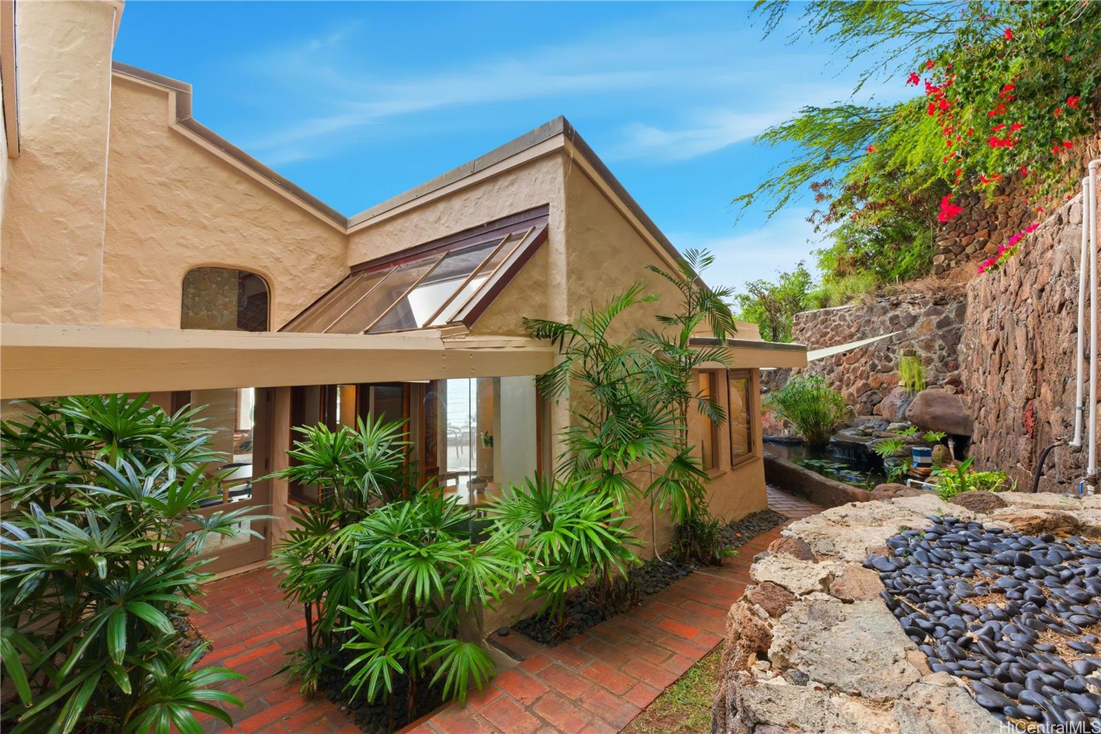 3210 Diamond Head Road, Unit 4 Honolulu, HI 96815 - Photo 22 of 25 a front view of a house with a yard