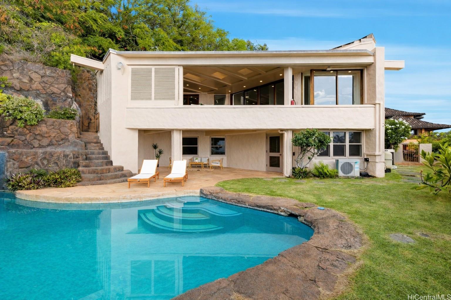 3210 Diamond Head Road, Unit 4 Honolulu, HI 96815 - Photo 3 of 25 front view of a house with a yard