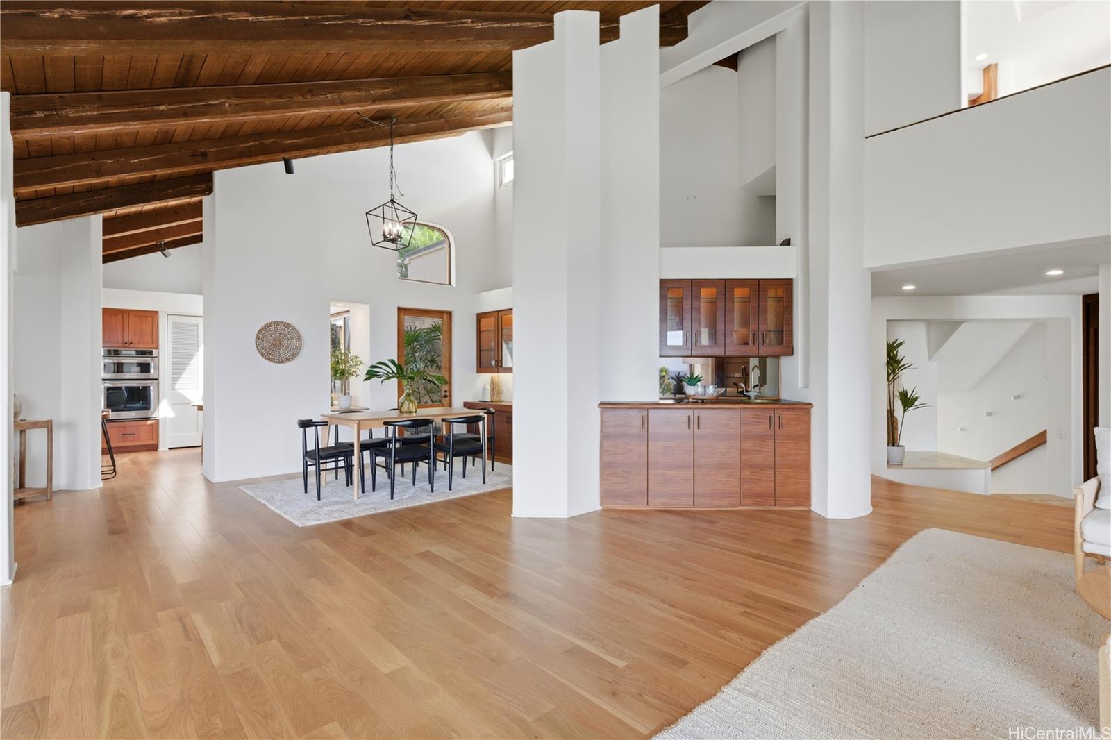 3210 Diamond Head Road, Unit 4 Honolulu, HI 96815 - Photo 8 of 25 a dining hall with couches and dinning table with wooden floor