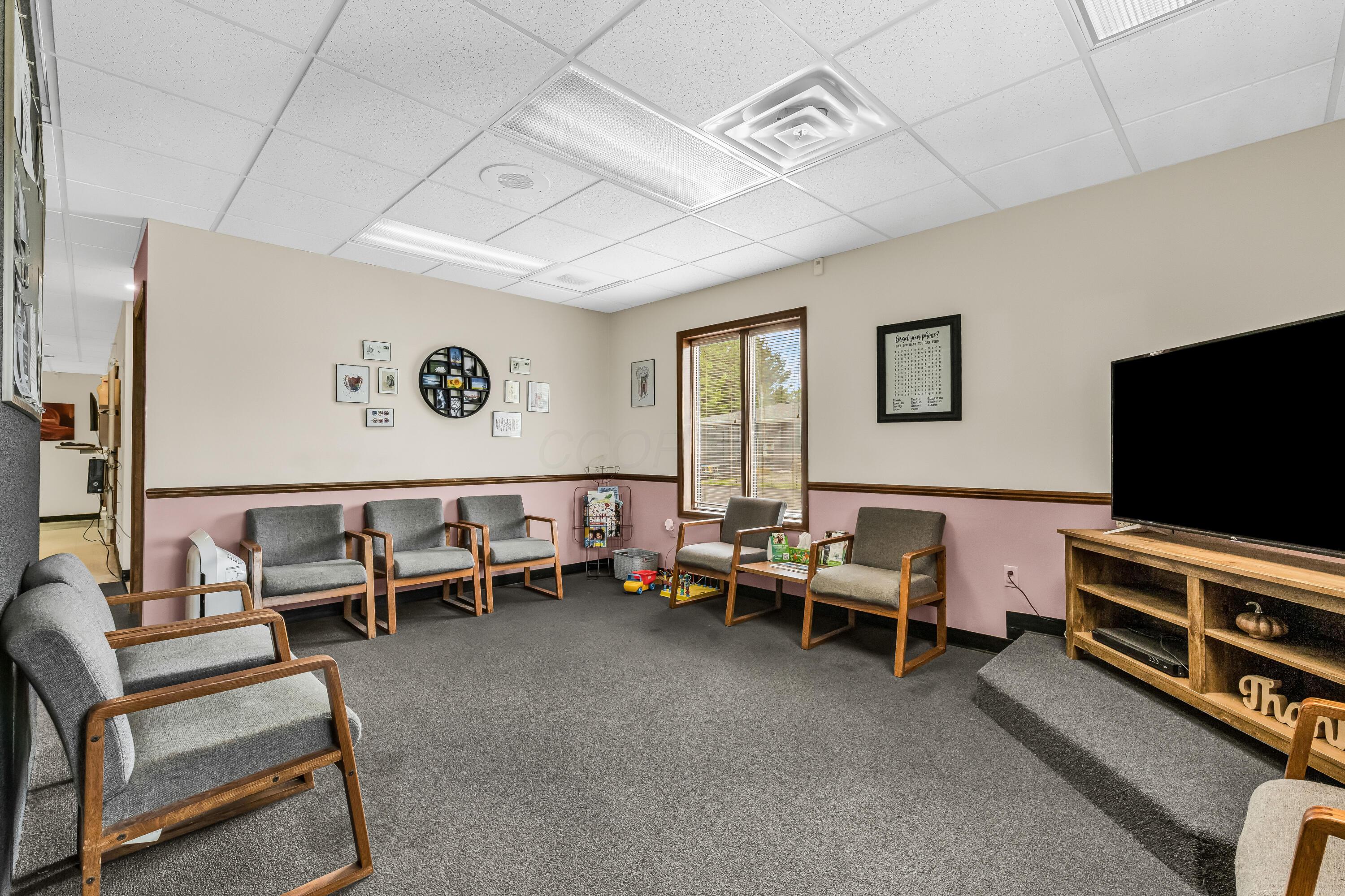 1240 Crescent Heights Road Marion, OH 43302 - Photo 9 of 60 • Blue carpet • Ivory & pink painted walls • Chair railing • Acoustic ceiling tiles • Fluorescent lighting • Mini blinds