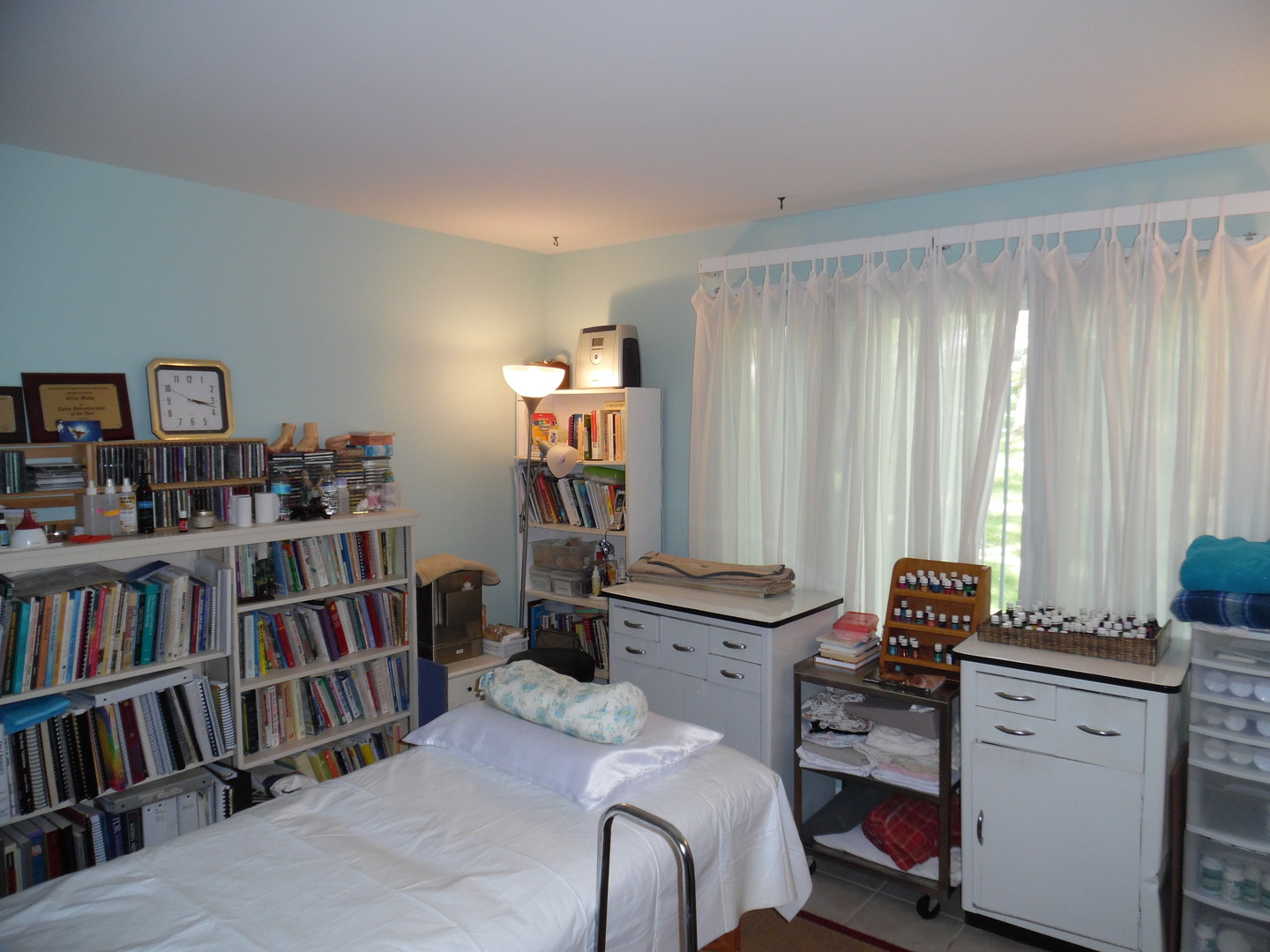 10413 Alden Road Harvard, IL 60033 - Photo 5 of 11 a bed room with a bed and a book shelf