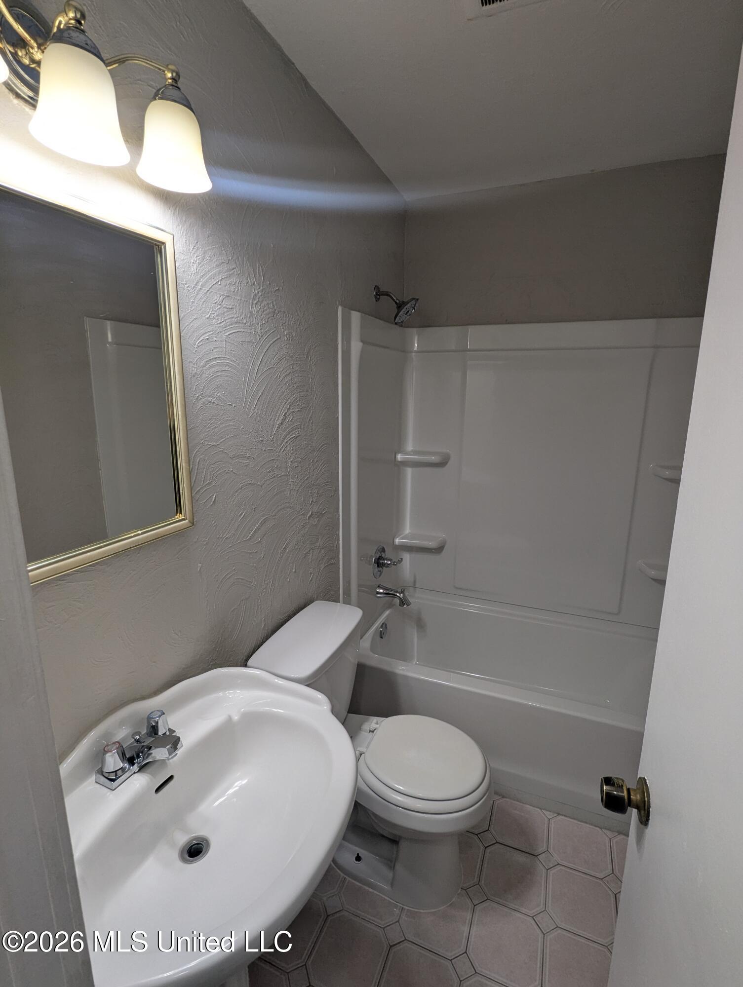 7594 Rockingham Drive Southaven, MS 38671 - Photo 10 of 16 PXL_20260429_183211736