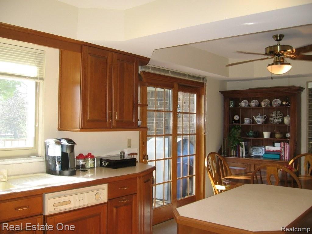 2307 Cumberland Road Rochester, MI 48307 - Photo 14 of 21 KITCHEN