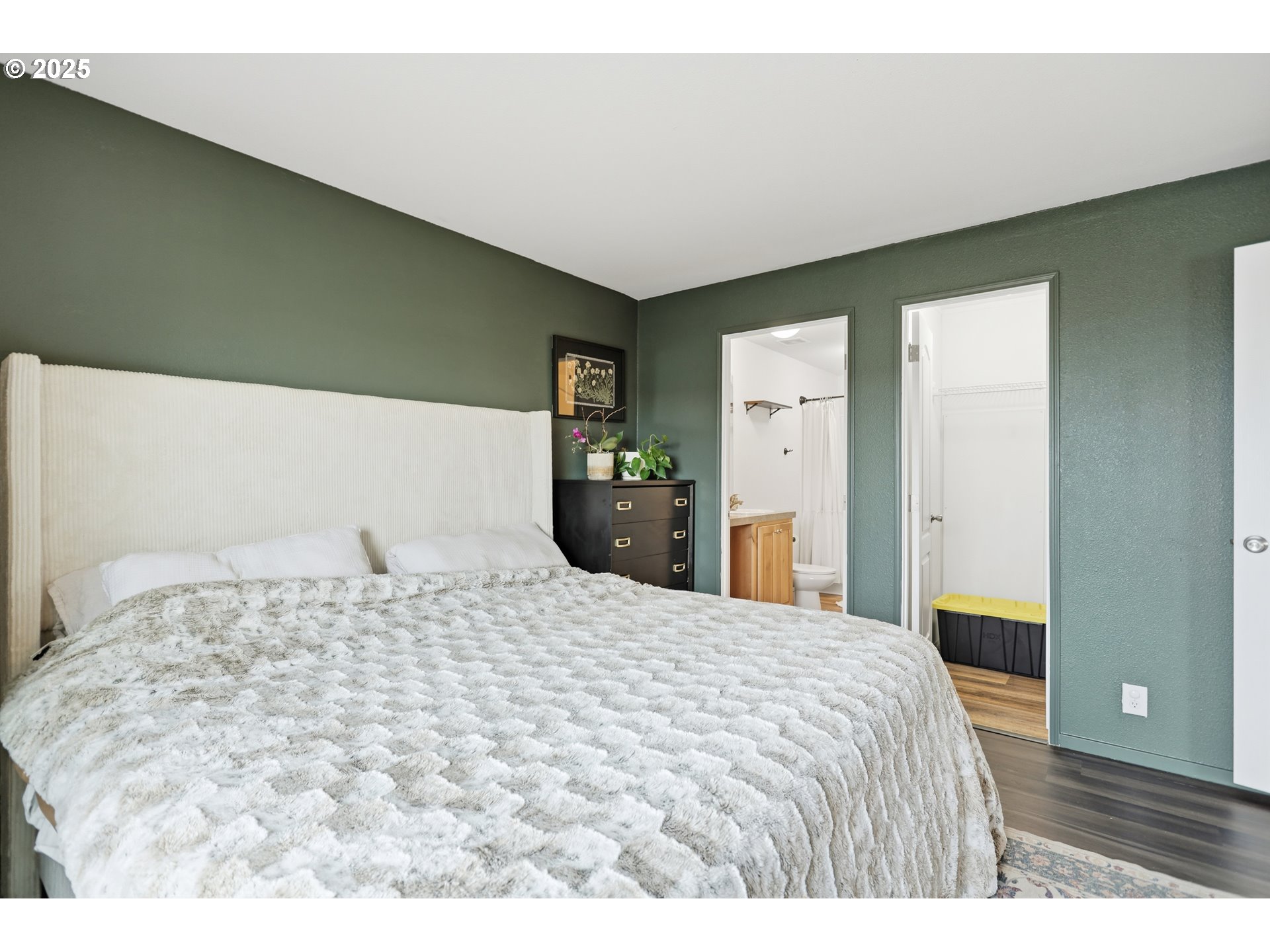 1924 Jaxon Street Goldendale, WA 98620 - Photo 10 of 24 a large white bed in a white room