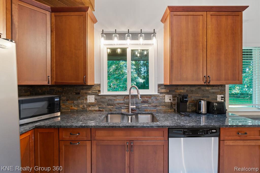 5022 Golf Club Road Howell, MI 48843 - Photo 10 of 44