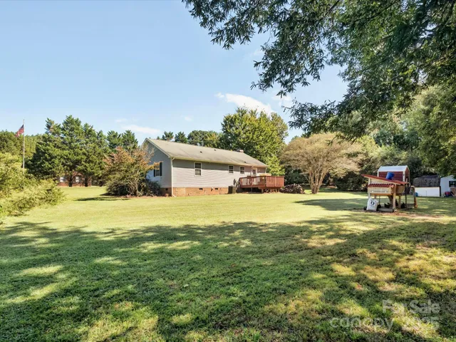 a view of a fountain in front of the house