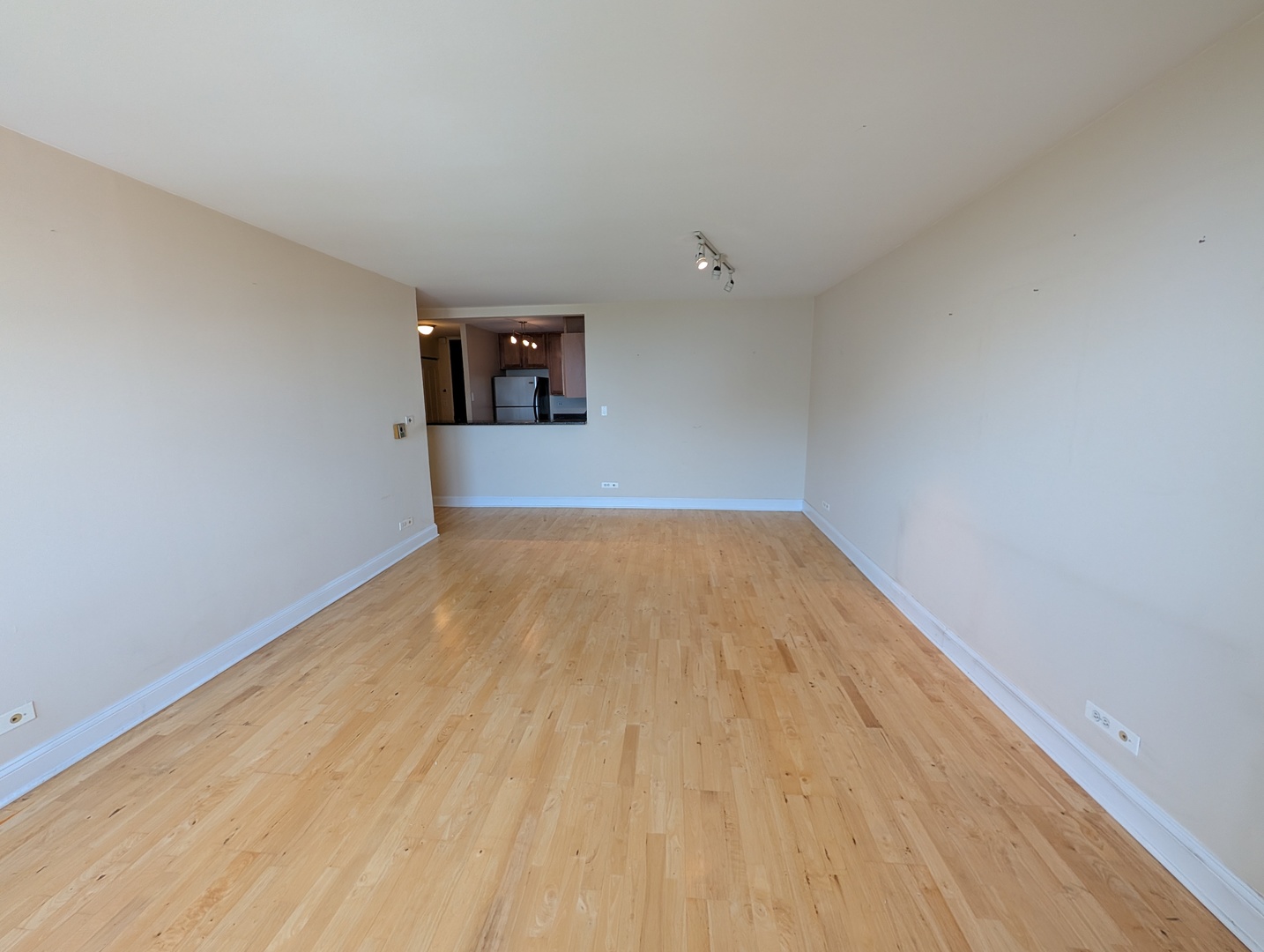 720 West Gordon Terrace, Unit 19F Chicago, IL 60613 - Photo 4 of 22