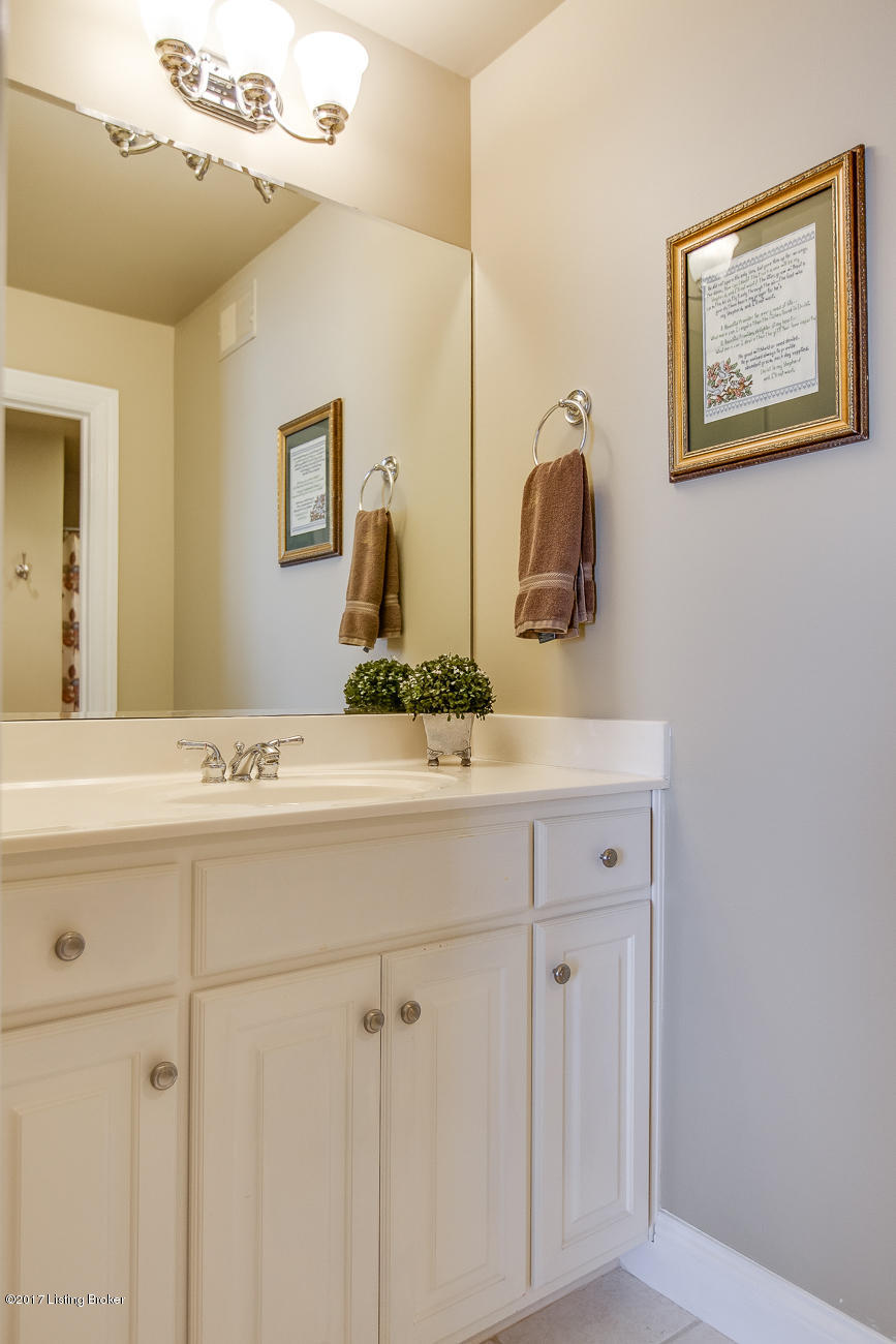 2901 Doe Ridge Court Prospect, KY 40059 - Photo 32 of 50 Jack-n-Jill Bath