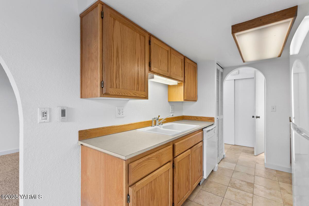 207 South 8th Avenue, Unit 7 Yakima, WA 98902 - Photo 11 of 32 a utility room with a sink a washer and dryer
