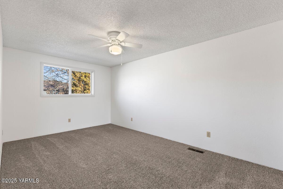 207 South 8th Avenue, Unit 7 Yakima, WA 98902 - Photo 20 of 32 an empty room with a window