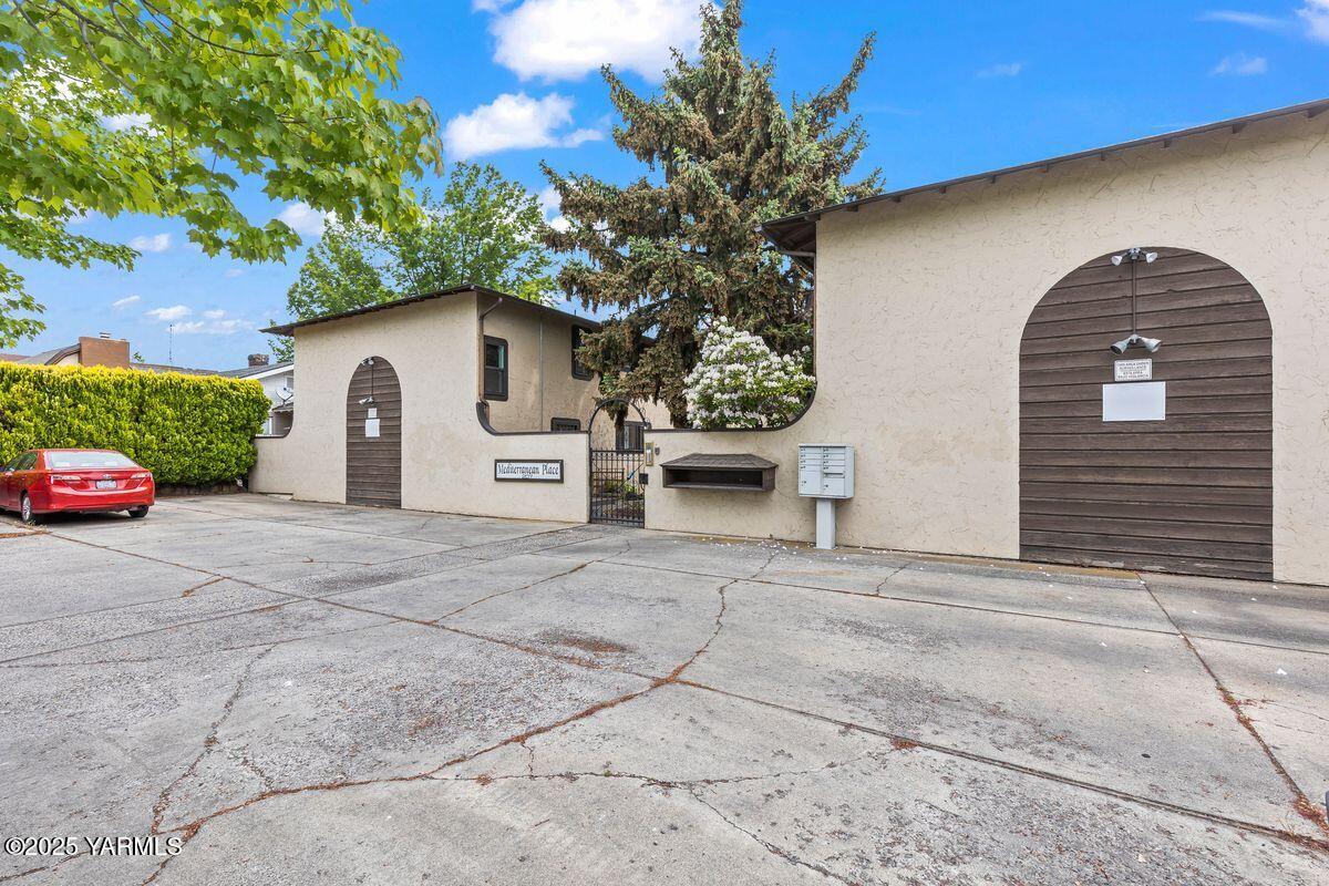 207 South 8th Avenue, Unit 7 Yakima, WA 98902 - Photo 2 of 32 a house view with a outdoor space